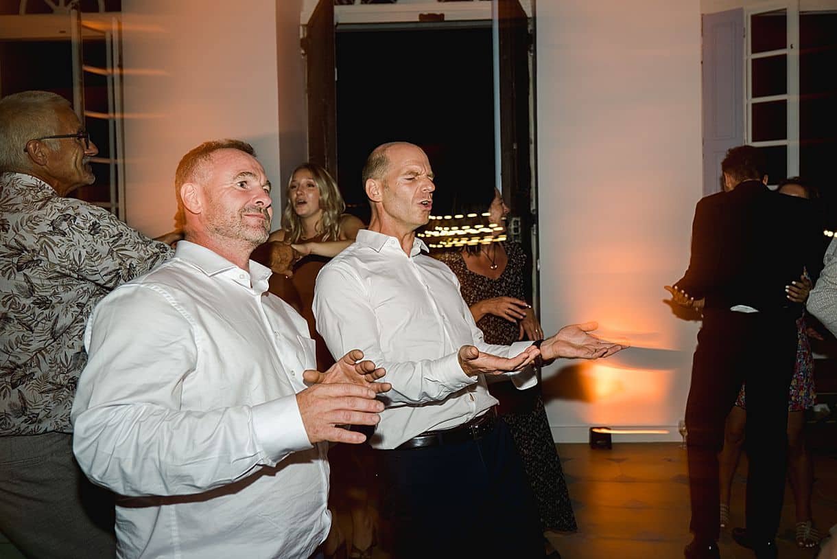 les invités sont en train de danser lors du mariage de marine et louis au chateau de Birot