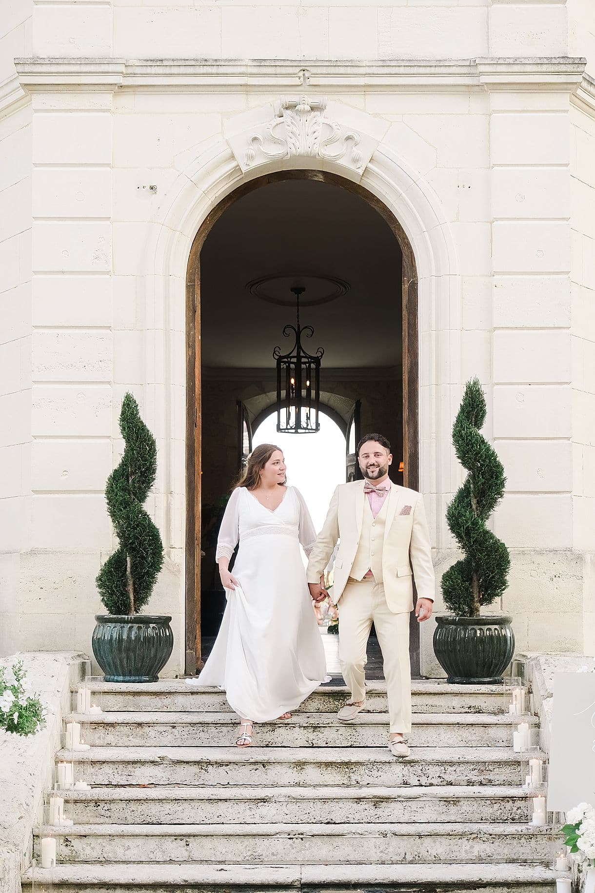 couple de mariés descende les marches du chateau fengari à Clairac