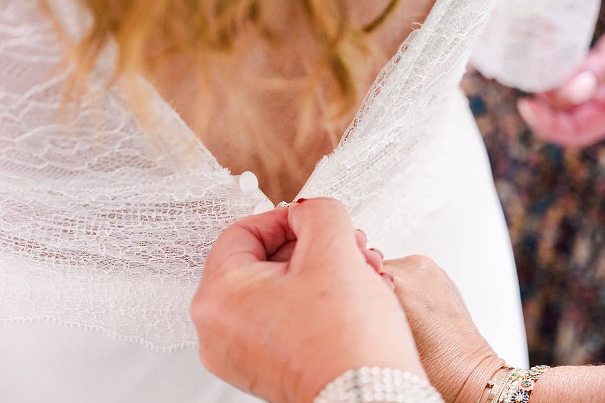 détail des boutons de la robe de la mariée