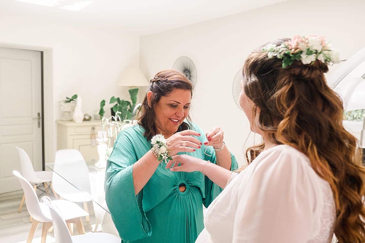 mise en place des bracelets pour la mariée