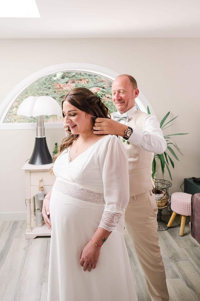 mise en place du collier de la mariée pour ses préparatifs