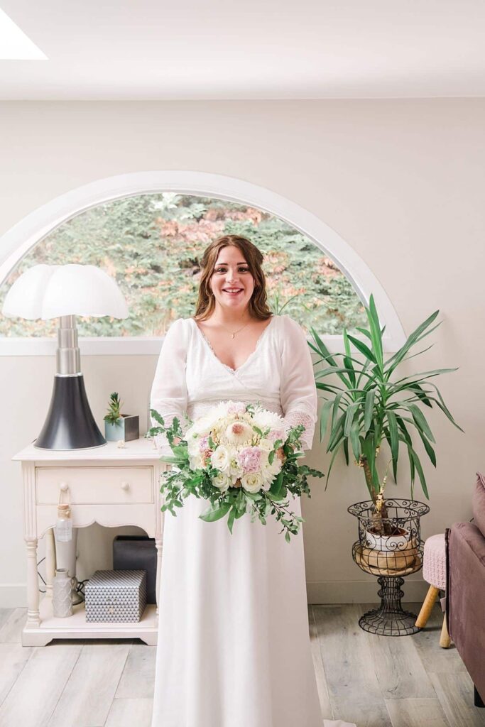 portrait de la mariée avec son bouquet de fleurs lors des préparatifs