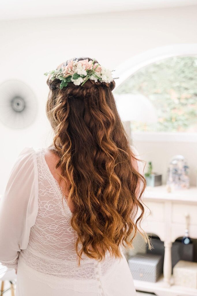 détail de la coiffure de la mariée