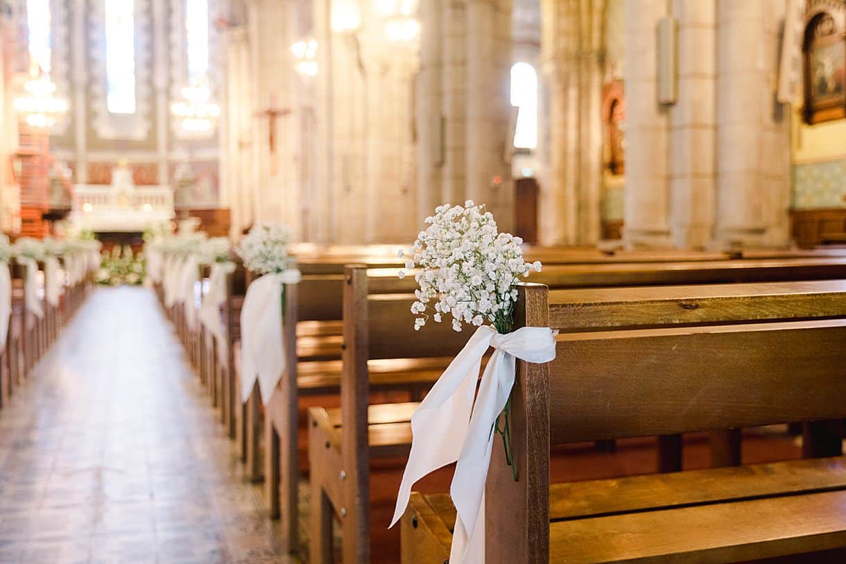 détail des fleurs sur les bancs lors d'un mariage