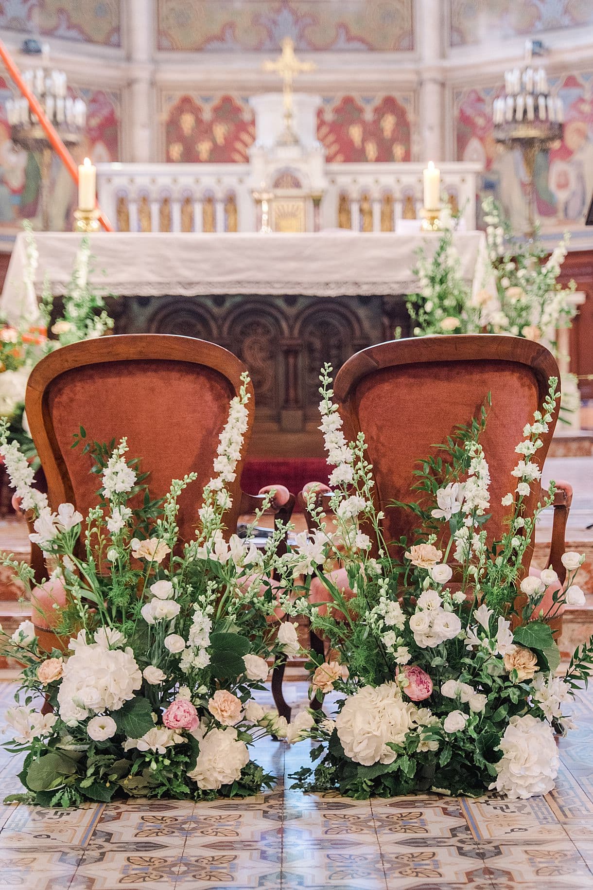 détails des fleurs dans l'église d'arcachon photo prise par julien boyer pixaile photography