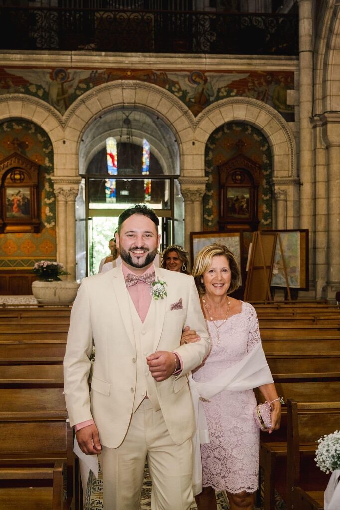 entrée du marié avec sa maman dans l'église d'arcachon