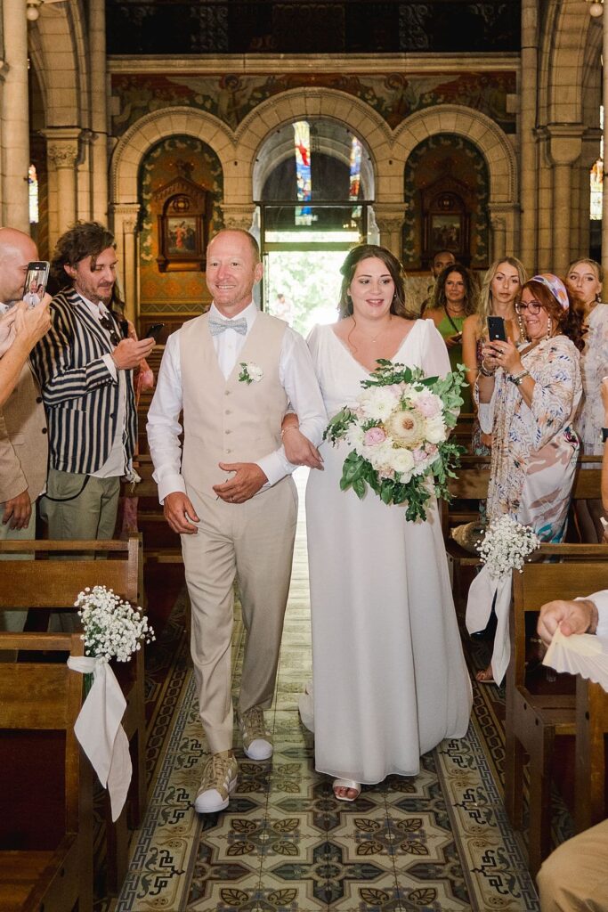 entrée de la mariée dans l'église d'arcachon