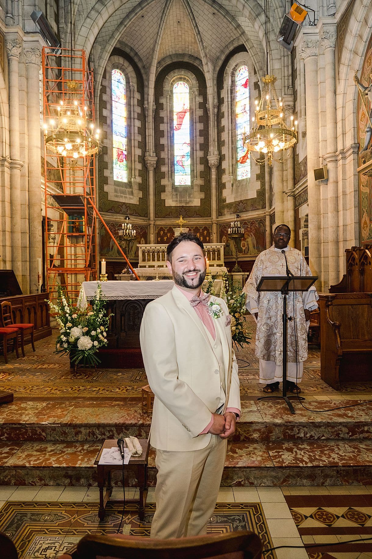 le marié est heureux de voir sa future femme dans l'église