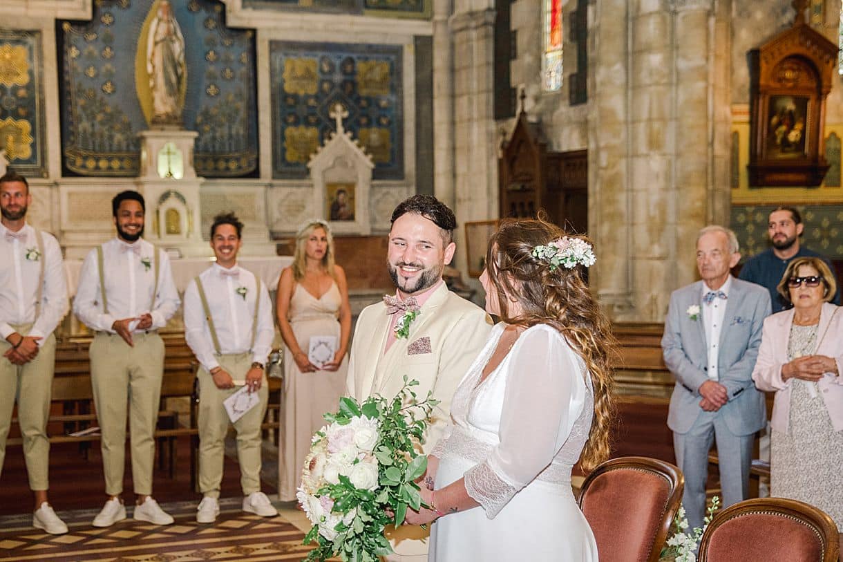 regard des mariés dans l'église d'arcachon photo prise par pixaile photography
