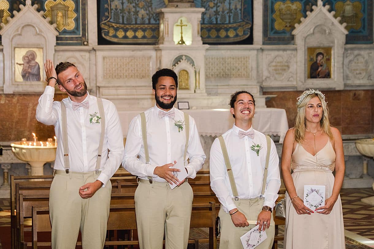 les témoins sont en train de rigoler lors du mariage de leslie et olivier à l'église d'arcachon