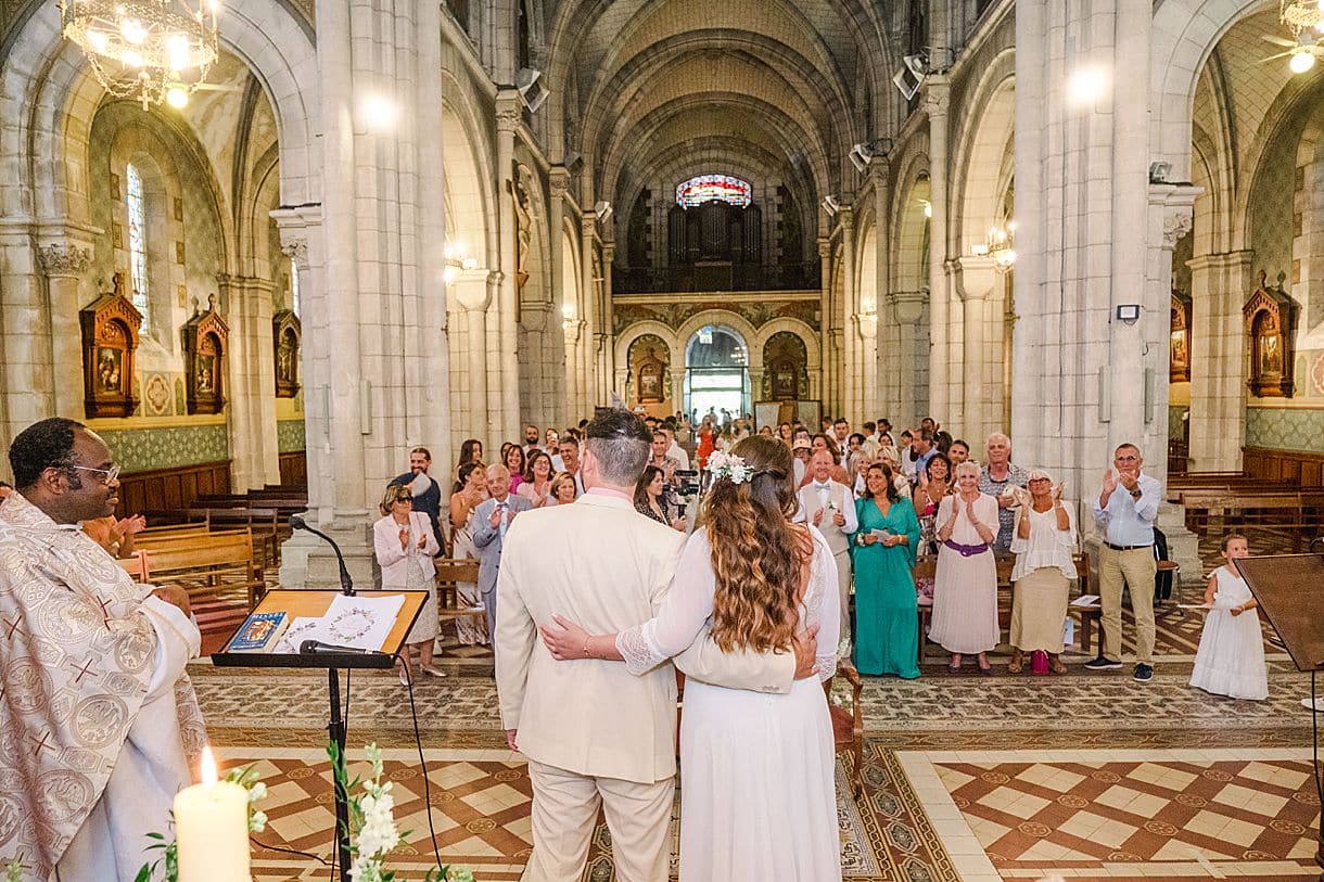 les mariés voient leur invités en train d'applaudir dans l'église d'arcachon