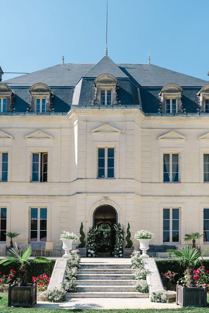 détails des marches fleuris ainsi que de l'entrée lors d"un mariage au chateau fengari