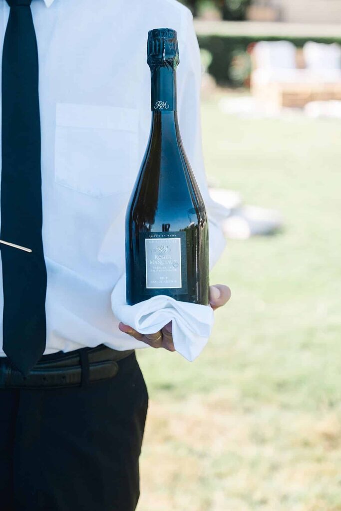 détail de la bouteille de champagne manceaux lors d'un mariage au chateau fengari