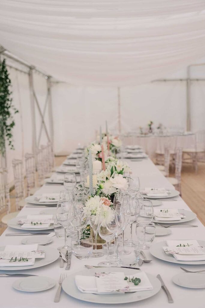 détails des tables de réception lors du mariage au chateau fengari