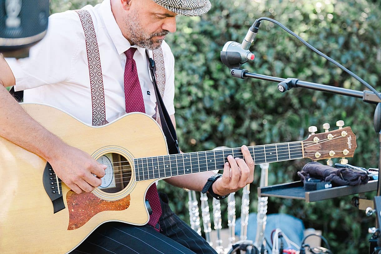 détail du guitariste lors du cocktail pour les mariés au chateau fengari à clairac proche de bordeaux