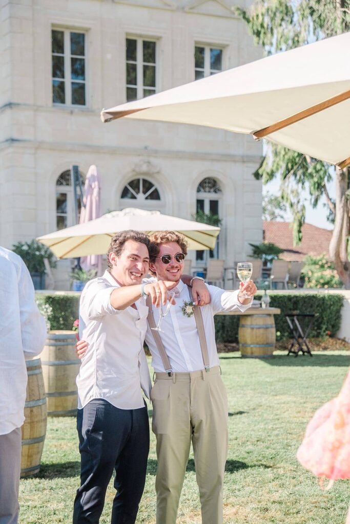 les témoins trinquent pour les mariés au chateau fengari photos prise par pixaile photography