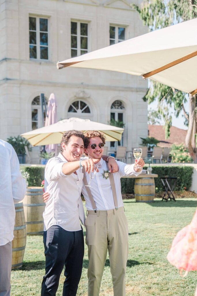 les témoins trinquent pour les mariés au chateau fengari photos prise par pixaile photography