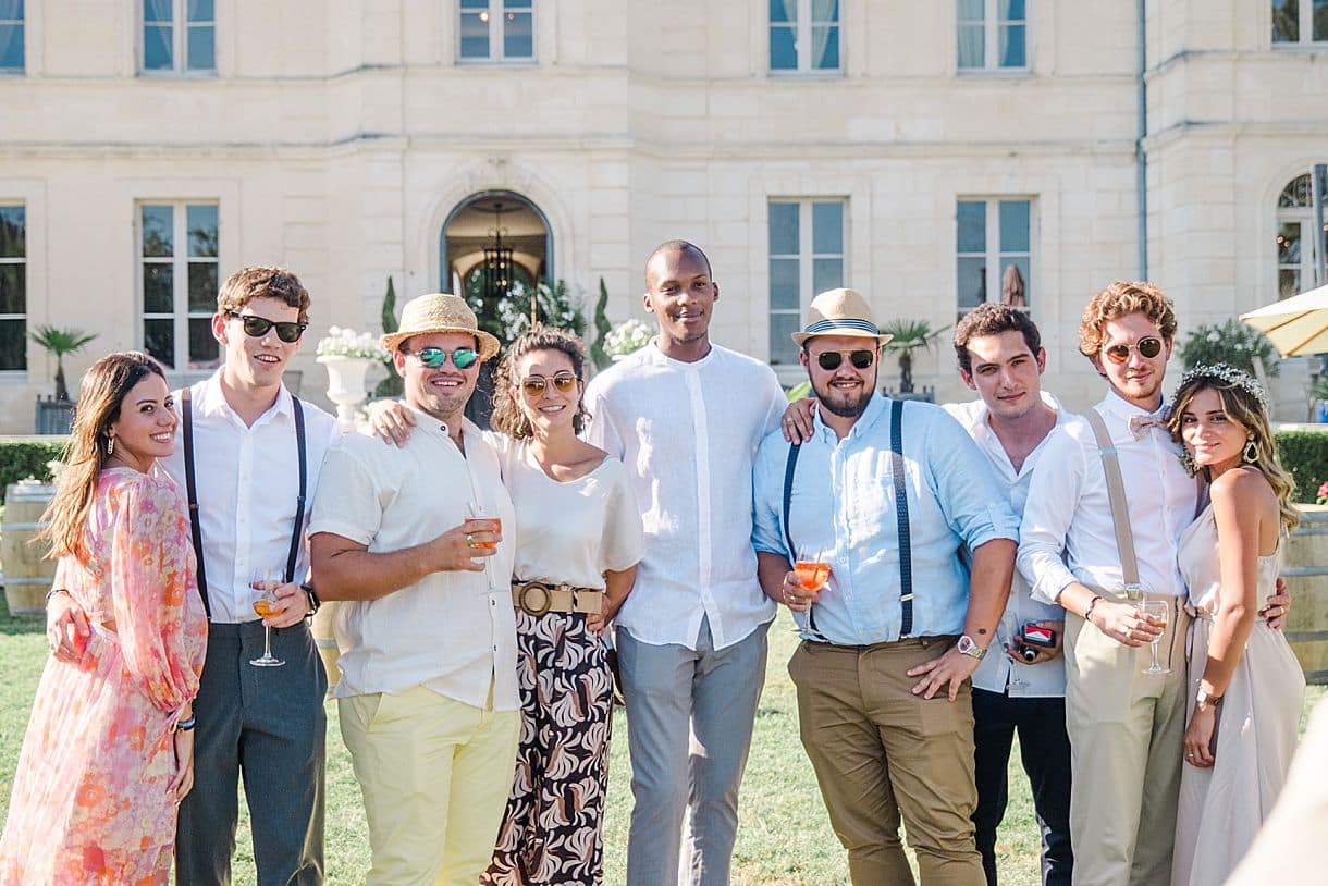 photos de groupe des amis des mariés au chateau fengari