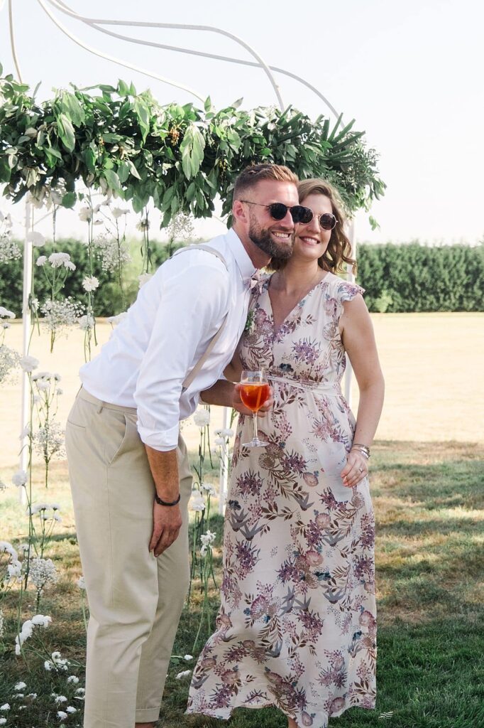 le témoin sourit au photobooth lors du mariage au chateau fengari