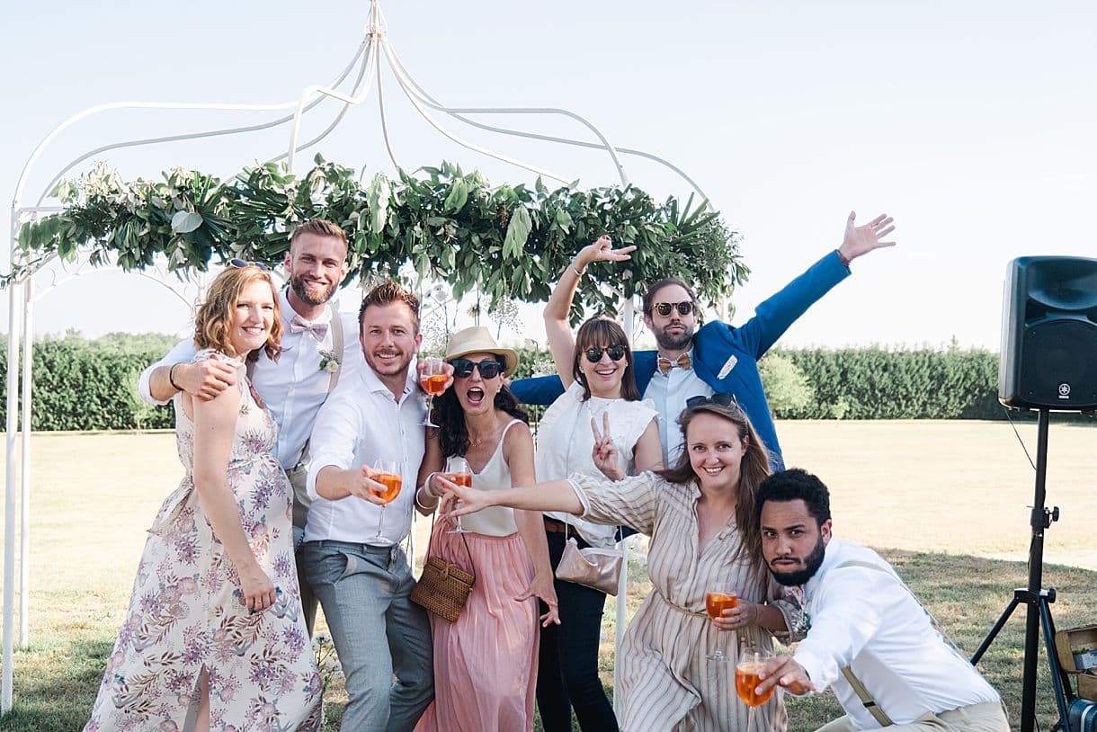 les amis font des grimaces au photobooth lors du mariage de leslie et olivier au chateau fengari