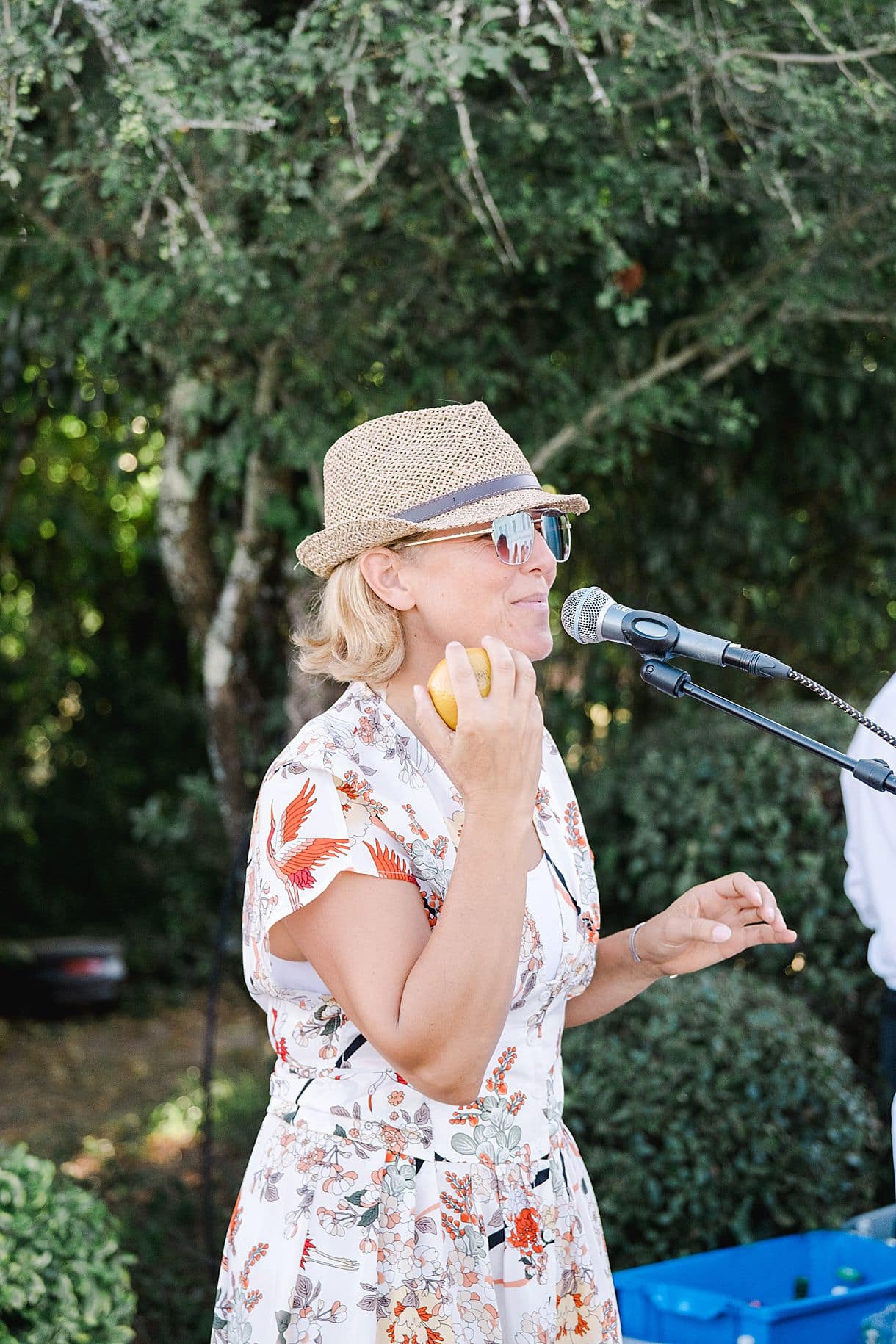la chanteuse chante lors du cocktail du mariage de leslie et olivier au chateau fengari