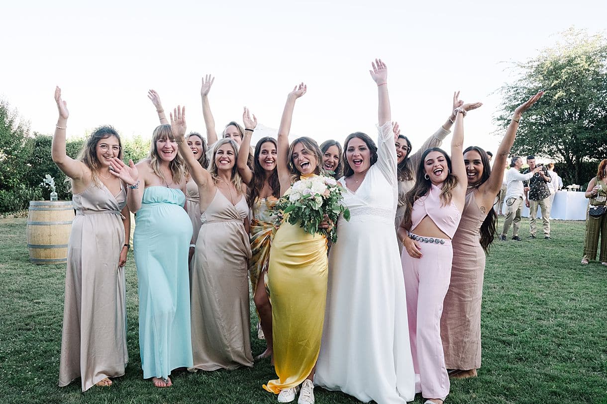 photos de groupe avec la mariée lors du lancet de bouquet au chateau fengari