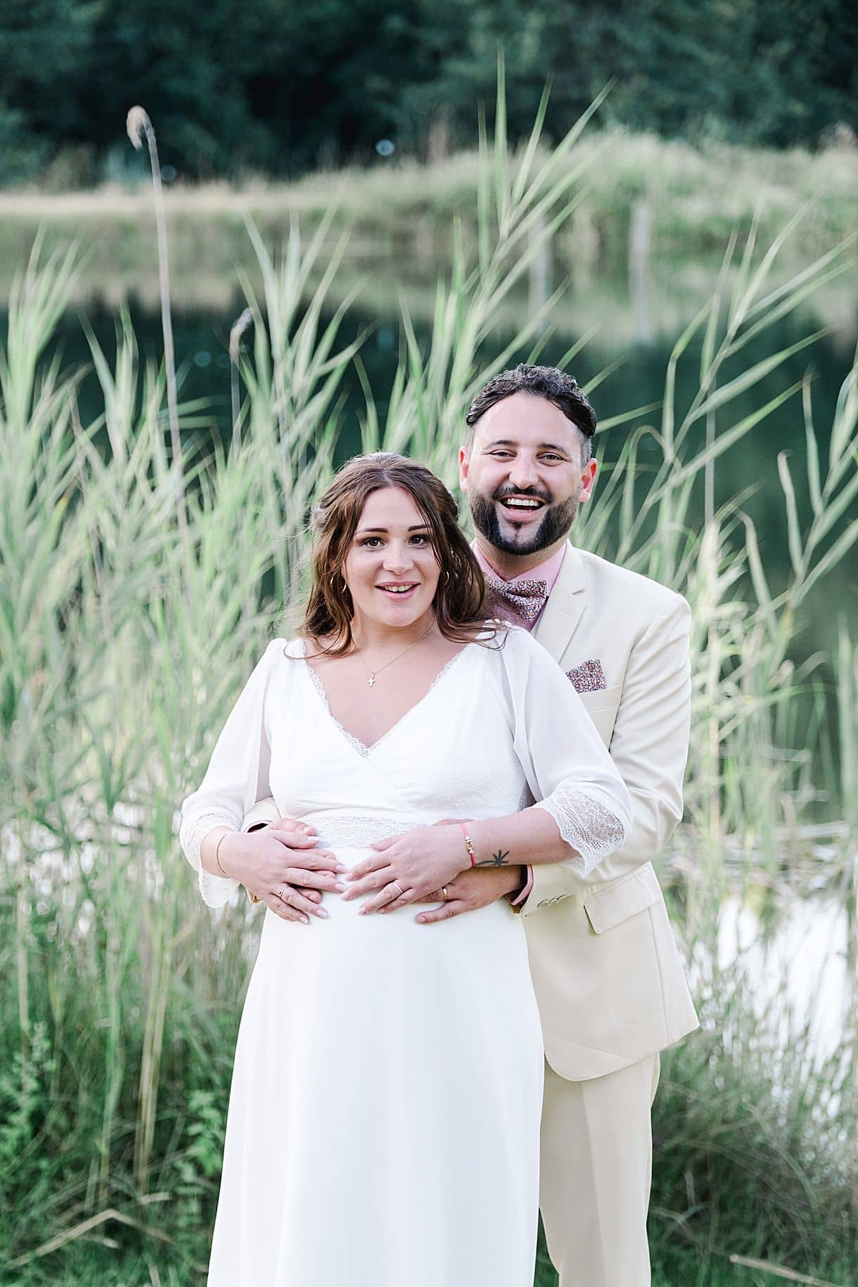 photos de couple proche du lac ou se trouve le chateau fengari à clairac photo prise par pixaile photography