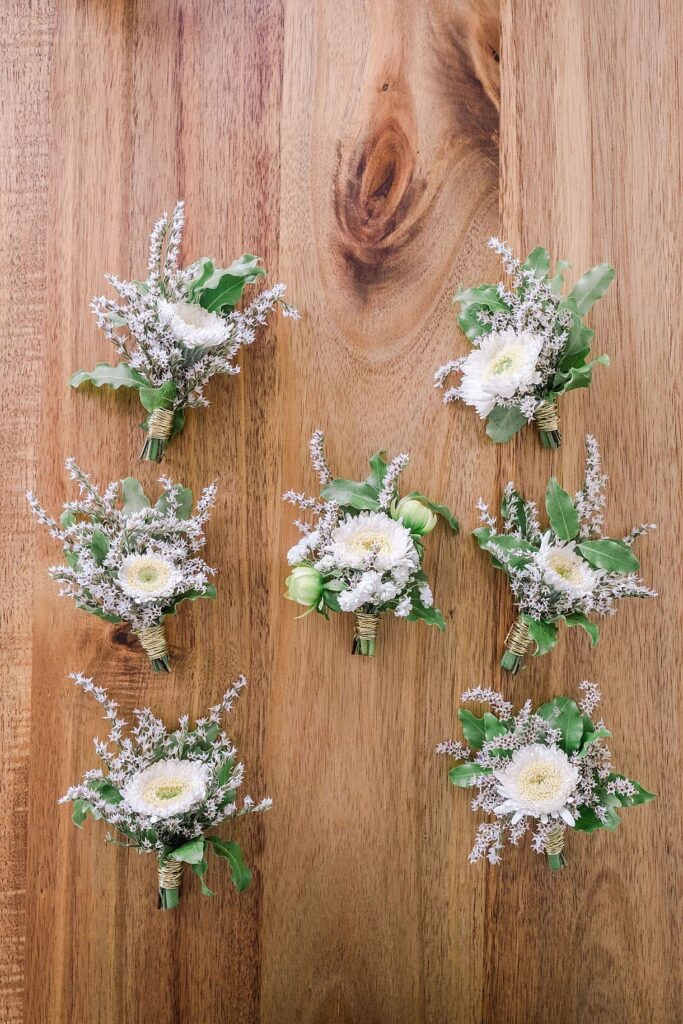 détails des boutonnière pour le mariage au chateau fengari