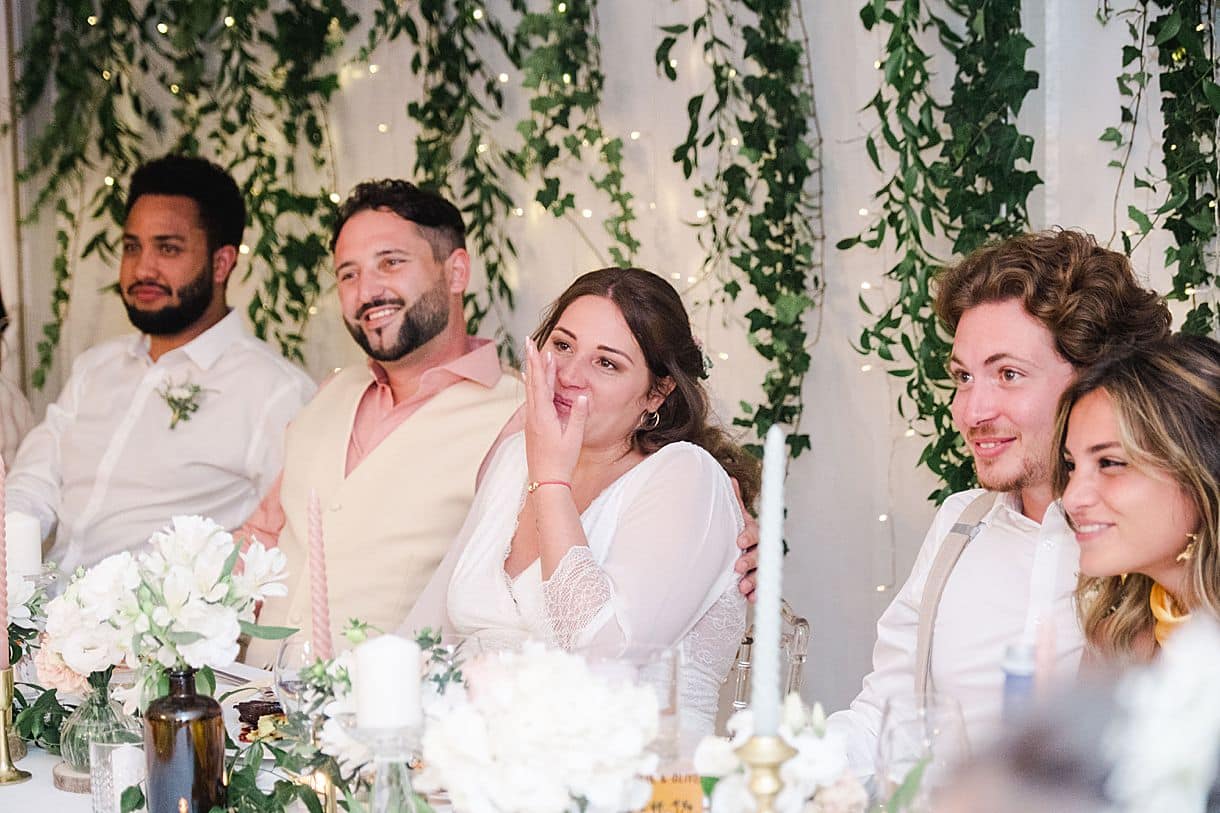 discours des témoins et la mariée pleure