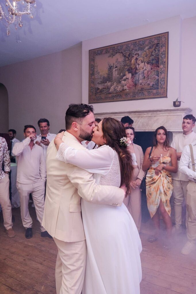 les mariés commencent leur ouverture de bal au chateau fengari a clairac photos prise par julien boyer pixaile photography