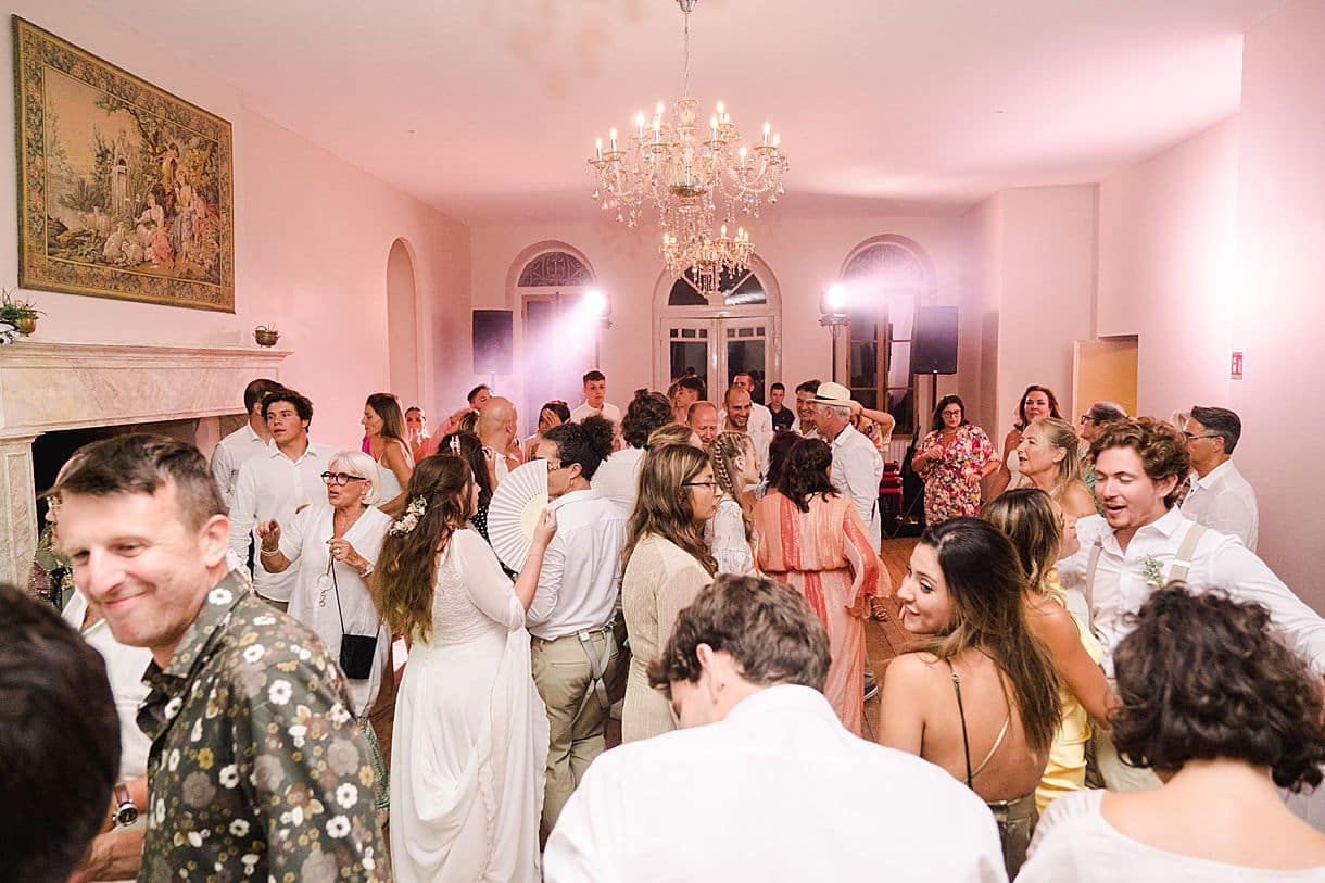 photos de l'ensemble des invités au chateau fengari en train de danser