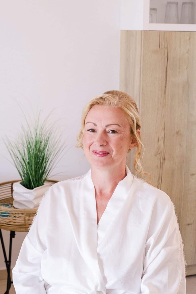 portrait de la mariée durant son maquillage dans la villa en crête pour son mariage