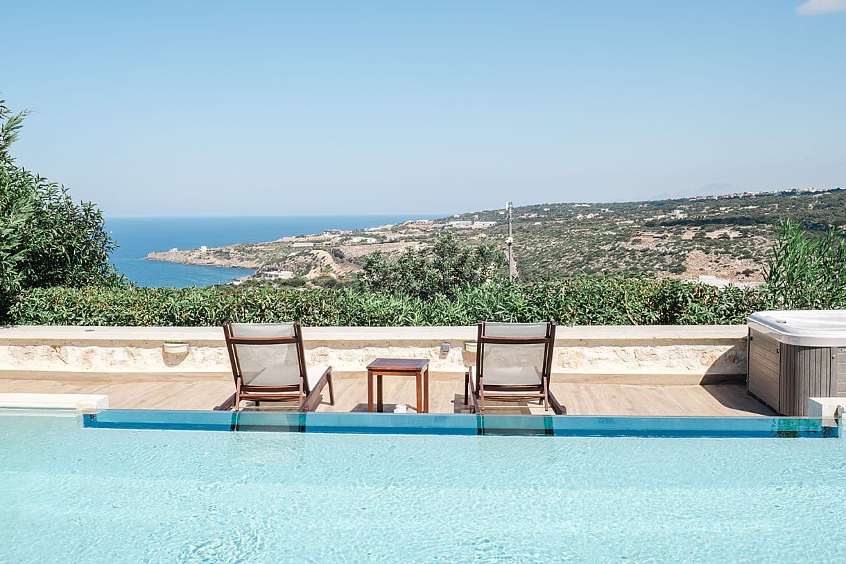 vue d'ensemble de la piscine et vue sur les hauteurs de la crete à Reythimnon