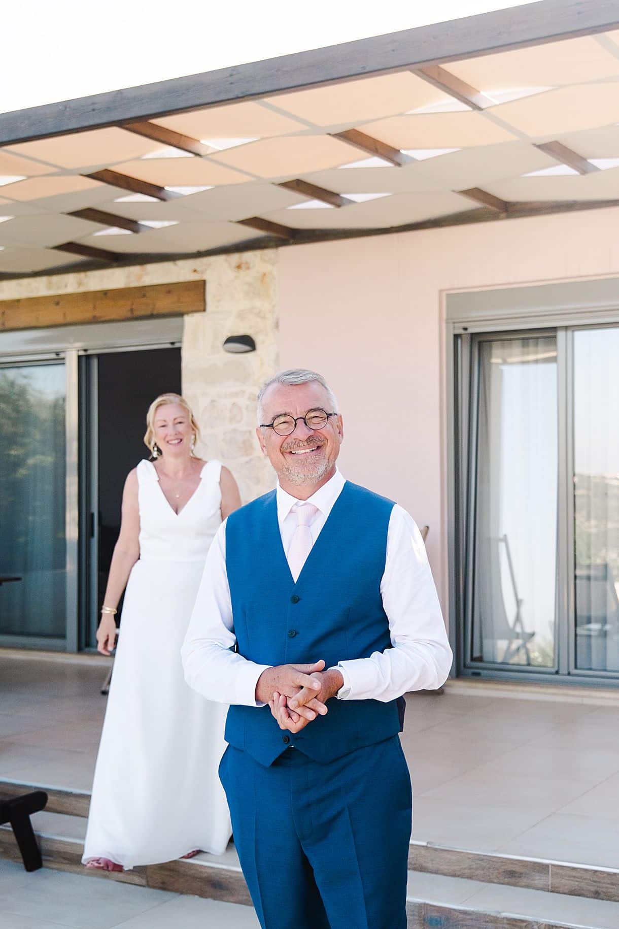 le marié attend patiemment sa futur femme dans sa belle robe de mariée en crete