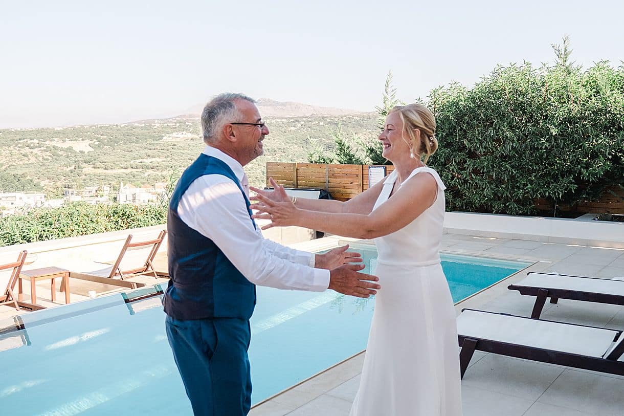 la mariée est empressé de retrouver son futur mari et de le prendre dans ses bras pour leur découverte au bord de la piscine en crete