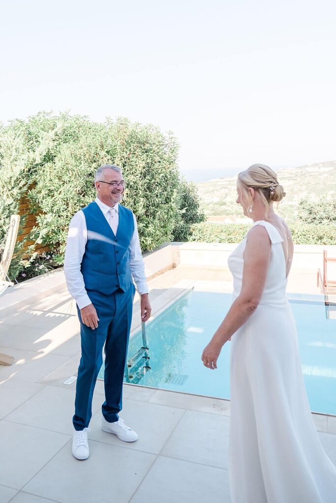 le marié est remplie d'émotions quand il rencontre sa future femme pour la première fois en robe de mariée en crete