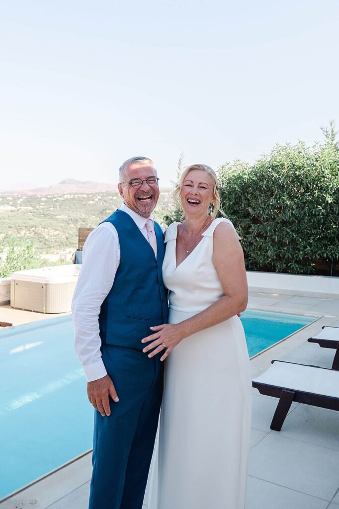 photos des mariés en train de rigoler lors de leur découverte au bord de la piscine dans leur villa sur les hauteurs de la crete