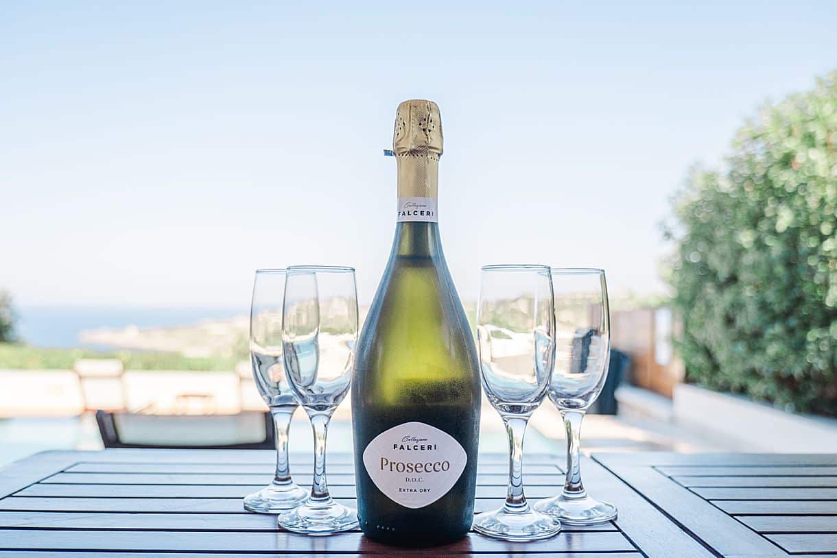 photos de détails de la bouteille de champagne prosecco avec les coupes de champagne pour le mariage de Bernadette et François