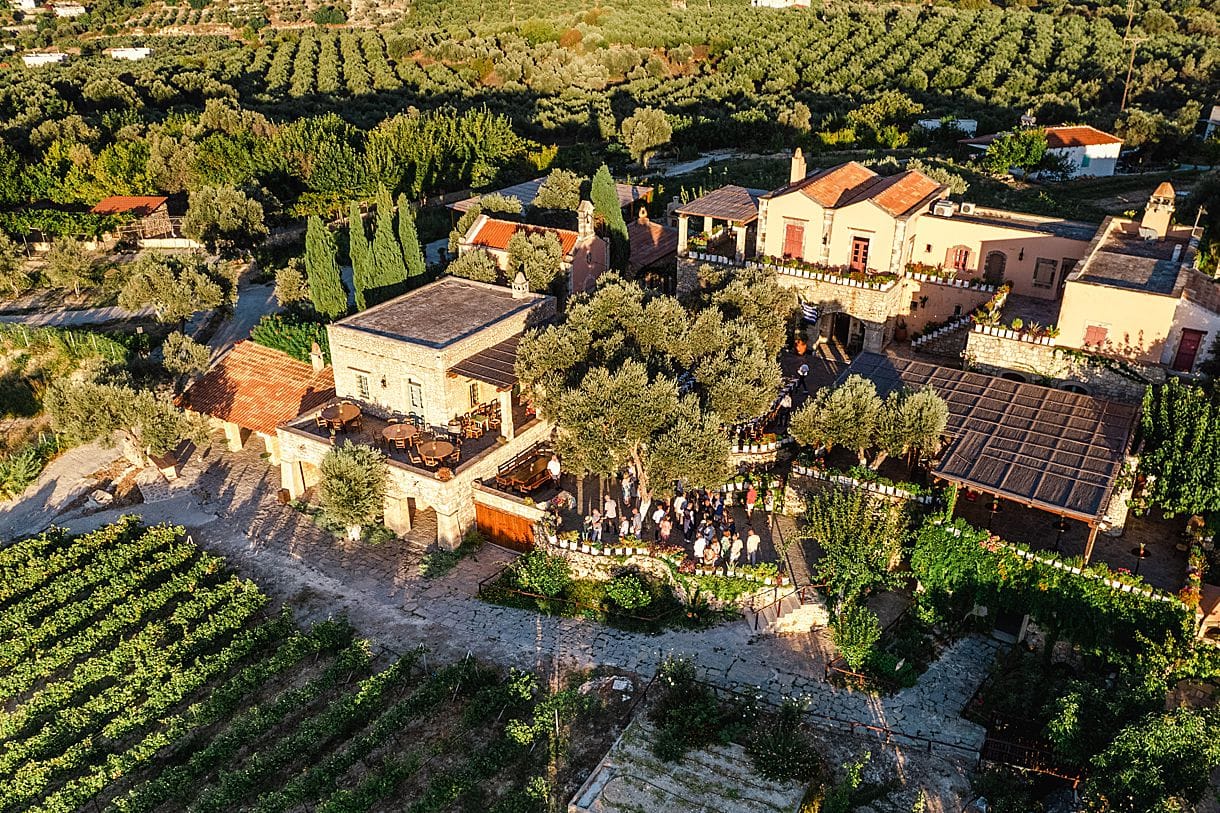 photos de drone avec la vue d'ensemble du domaine de l'agrecofarms en crete