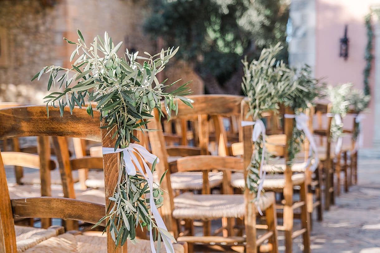 détails des bouquets d'olivier sur les chaises lors de la cérémonie laïque à l'agrecofarms en crete