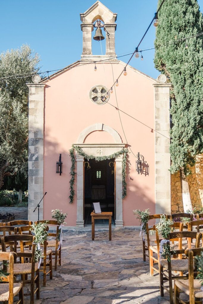 photos d'ensemble de la chapelle de l'agrecofarms en Crete lors d'un mariage avec REVAZION Wedding planer