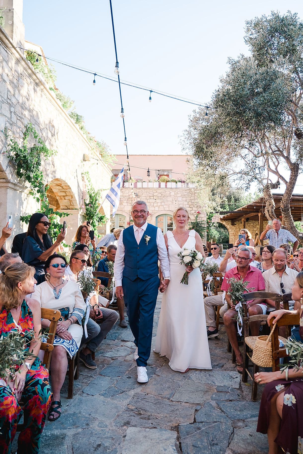 les mariés font leur entrées dans leur cérémonie laïque à l'agrecofarms en crete avec REVAZION wedding planer