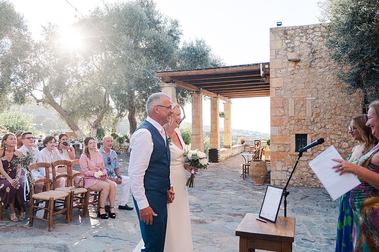 l'officiante de cérémonie et la wedding planer REVAZION commencent la cérémonie laïque à l'agrecofarms en crete