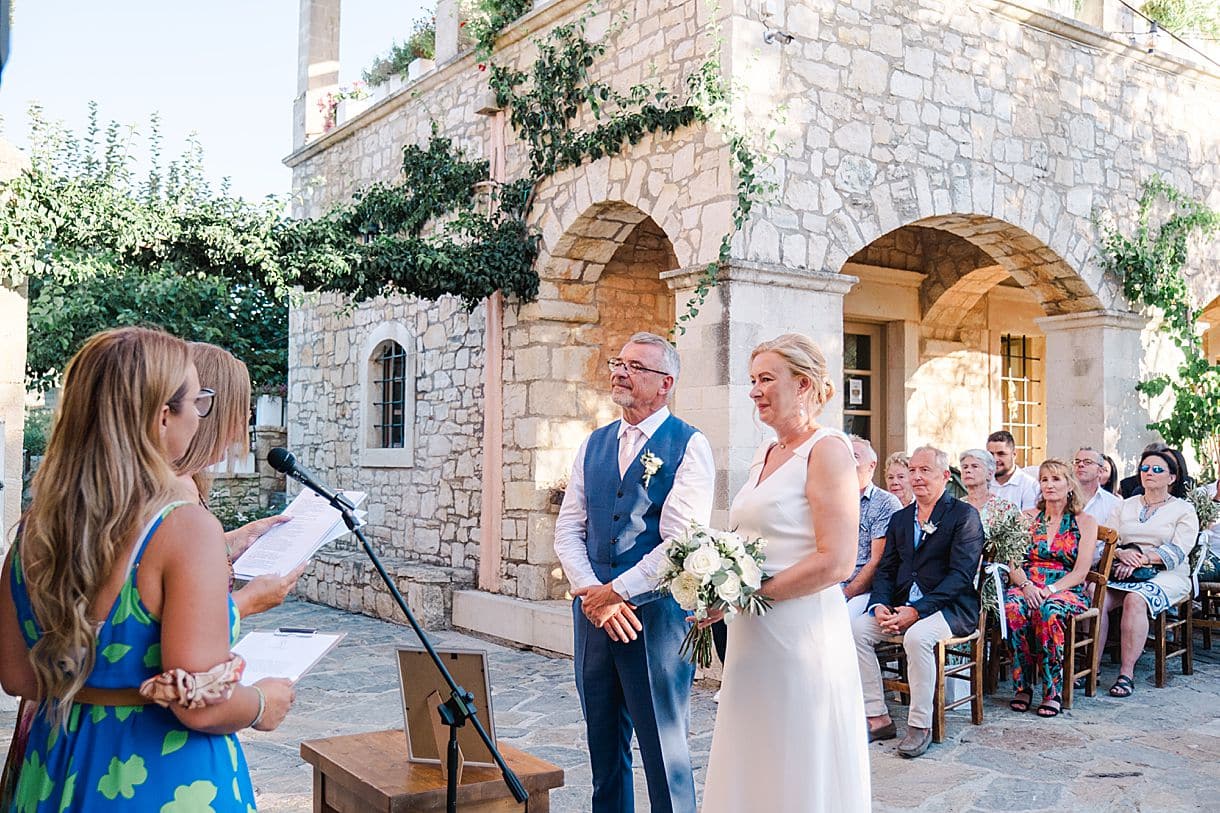 l'officiante cérémonie célèbre la cérémonie laïque du mariage de Bernadette et François en crete