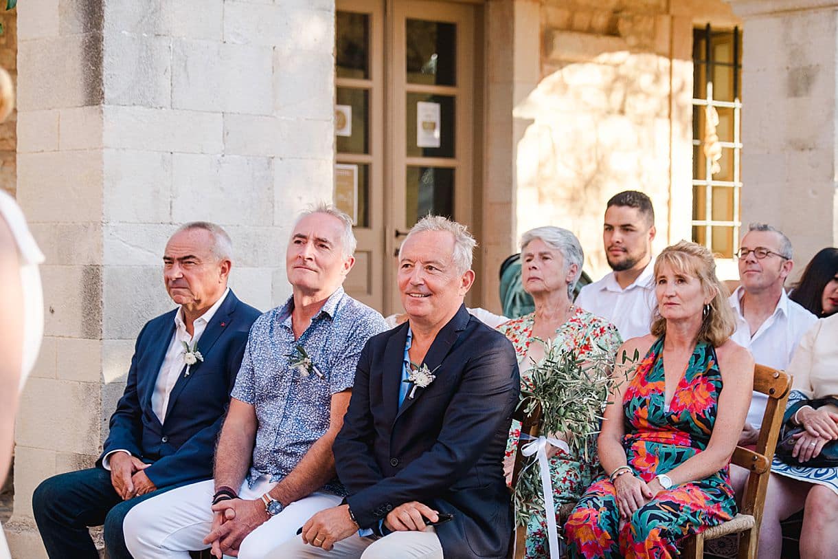 les invités profitent de la cérémonie laïque du mariage de Bernadette et François à l'agrecofarms en crete