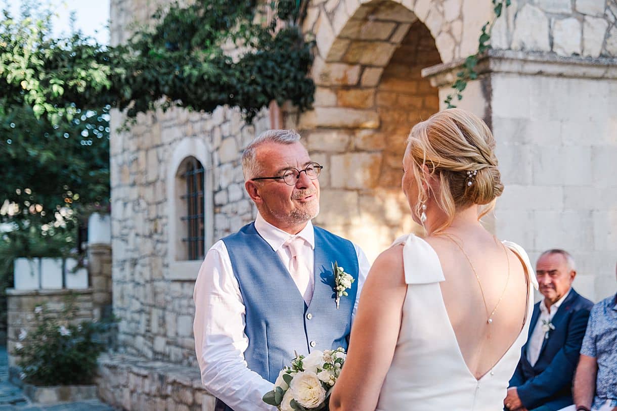 le marié fait ses voeux à la mariée lors de leur mariage à l'agrecofarms en crete