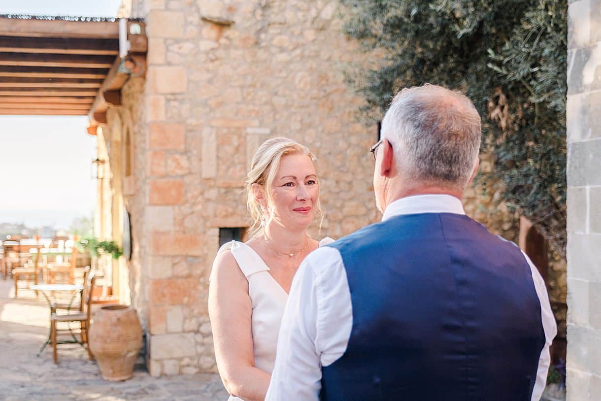 les mariés annoncent leur voeux lors de leur cérémonie laïque à l'agrecofarms en crete