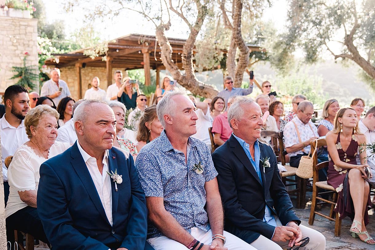 les invités profitent à l'agrecofarms en crete de la cérémonie laïque de Bernadette et François lors de leur mariage