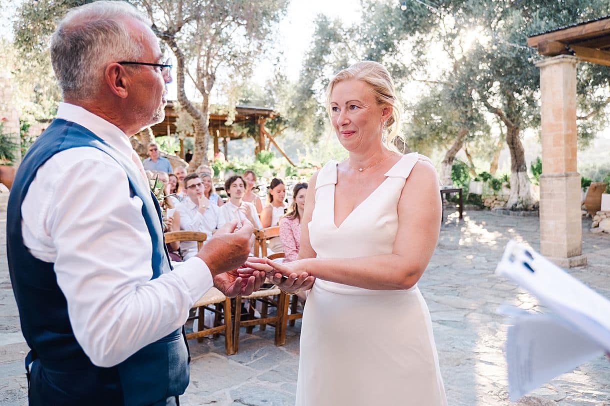 les mariés donnent leur voeux de mariage à l'agrecofarms en crete