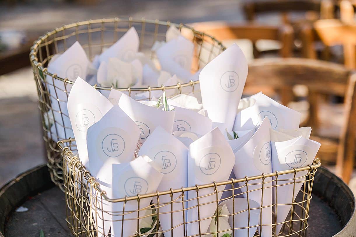 détails des cornets de pétales de fleurs et de feuilles d"olivier lors du mariage de bernadette et françois en crete à l'agrecofarms